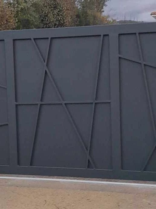 Portail métallique sur mesure installé à Valence par ADF26