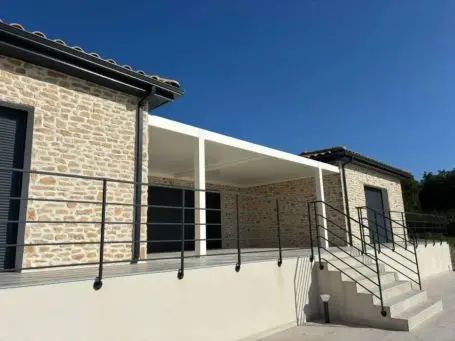 Pergola métallique sur mesure installée en Drôme par ADF26